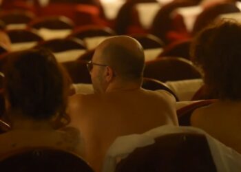 Avignon, Tous nus pour aller au théâtre et faire la fête