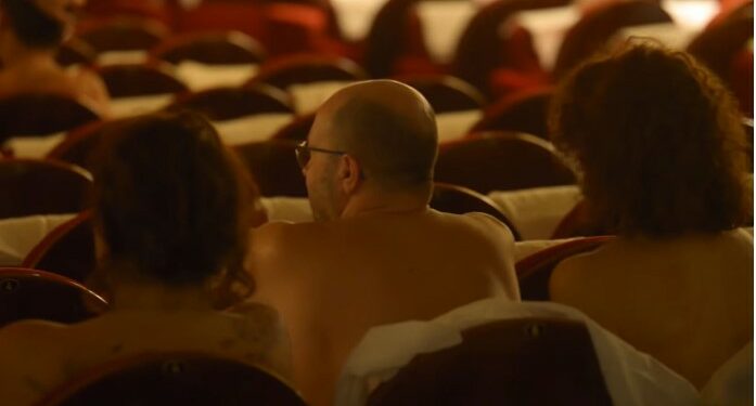 Avignon, Tous nus pour aller au théâtre et faire la fête