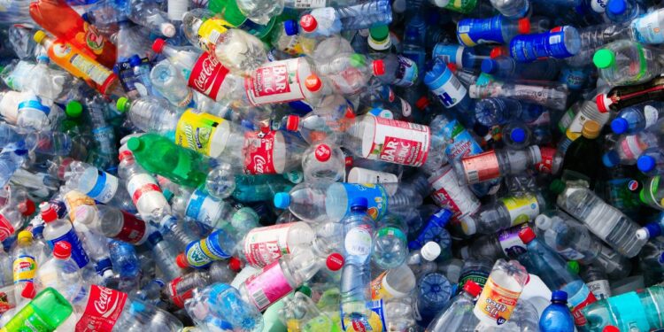 Les élus dévoilent 14 propositions pour lutter efficacement contre la pollution des emballages plastiques