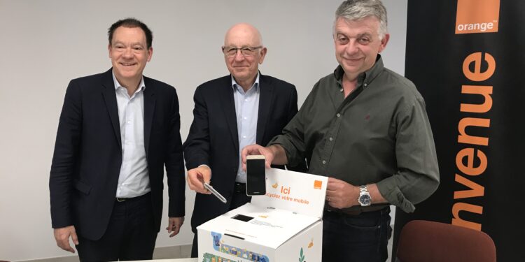 Recyclage : les maires de Vaucluse et l’opérateur Orange lancent la collecte des mobiles usagers