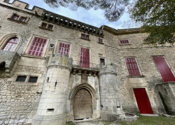Saint-Didier, le Château de Thézan ouvre ses portes et expose dans son parc, l’artiste irlandaise Caitrona Platts-Manoury