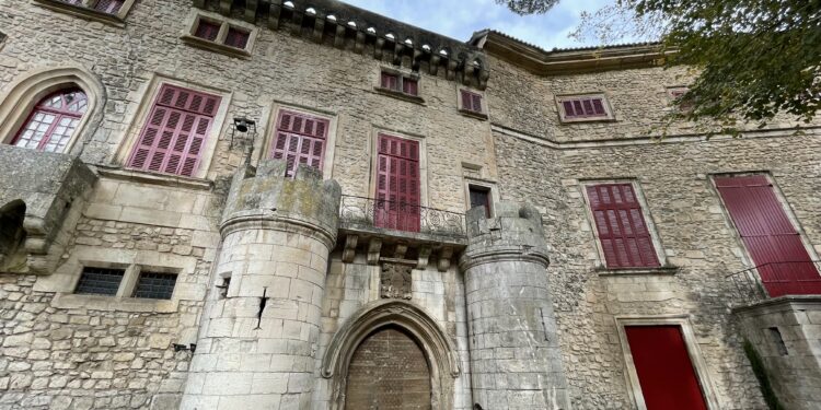Saint-Didier, le Château de Thézan ouvre ses portes et expose dans son parc, l’artiste irlandaise Caitrona Platts-Manoury
