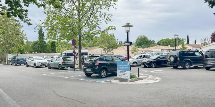 Isle-sur-la-Sorgue : le stationnement au partage des eaux devient payant