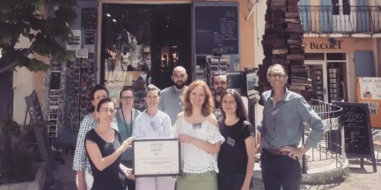 Les propriétaire de la librairie Le Bleuet élus ‘Libraires de l’année 2023’