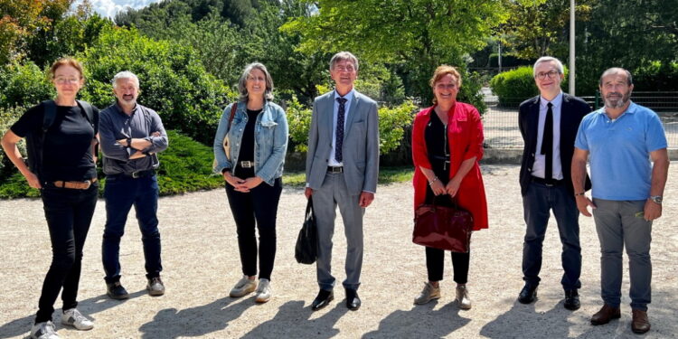 Sénat : la mission d’information sur le bâti scolaire en visite à Châteauneuf-de-Gadagne