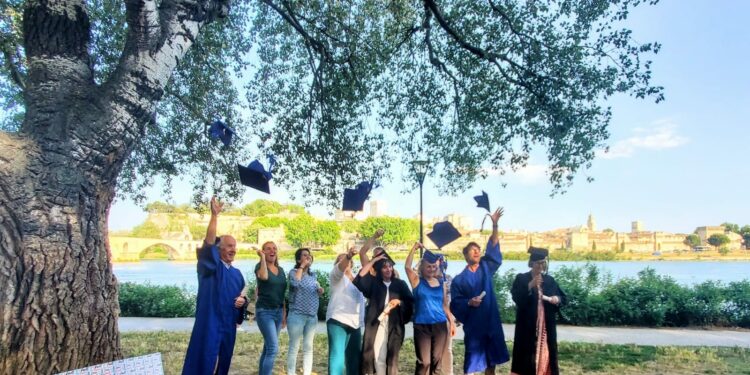 Wall Street English Avignon offre une ‘Graduation party’ à ses diplômés