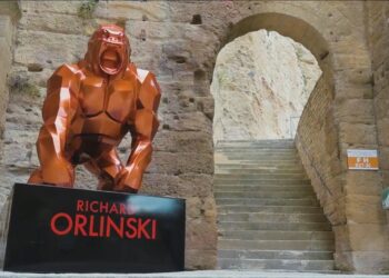 Le Kong de Richard Orlinski veille sur le Théâtre antique d’Orange