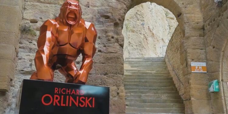 Le Kong de Richard Orlinski veille sur le Théâtre antique d’Orange