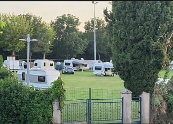 Saint-Rémy-de-Provence, les gens du voyage s’installent au stade Jan-Léger
