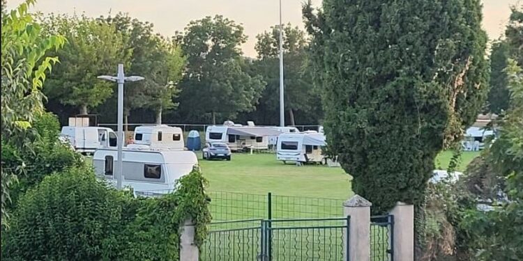 Saint-Rémy-de-Provence, les gens du voyage s’installent au stade Jan-Léger