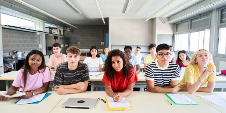 Aides : tout savoir sur la rentrée scolaire avec Service-public.fr