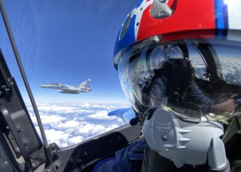 Capitaine Sophie Devins, cheffe mécanicienne de la patrouille de France