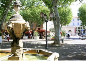 Les touristes de plus en plus nombreux dans le centre-ville de Carpentras