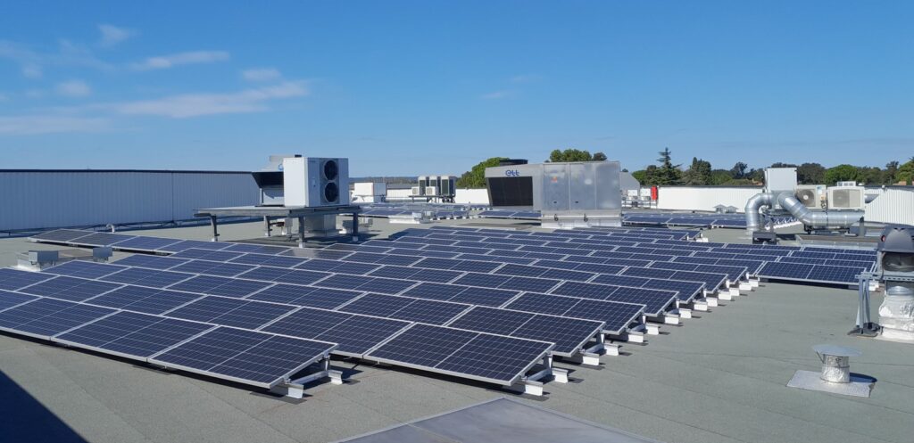 La plus grande centrale solaire urbaine d'Europe bientôt opérationnelle à  Bordeaux - France Bleu