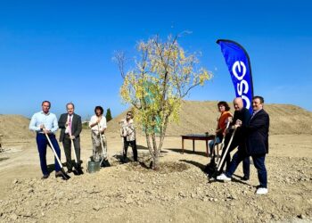 Cavaillon : la société Amoéba pose la première pierre de son usine de biocontrôle Usibiam