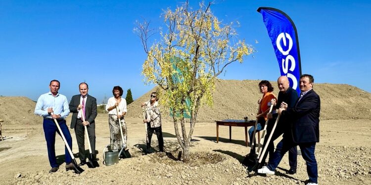 Cavaillon : la société Amoéba pose la première pierre de son usine de biocontrôle Usibiam