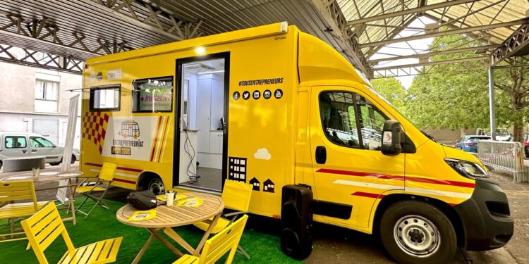 Avignon : le bus ‘Entrepreneuriat pour tous’ fait un arrêt dans le quartier de Monclar