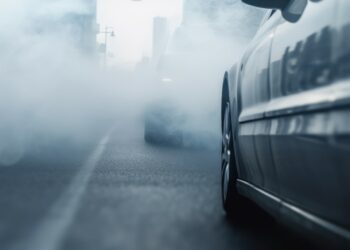 Réglementation, motorisation, tarification : l’automobiliste en plein brouillard