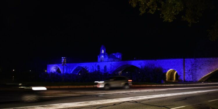 Le Pont d’Avignon se pare de bleu pour la semaine de lutte contre le harcèlement scolaire