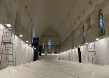 Palais-des-Papes,  la Chapelle Benoît XII éclairée de ses vitraux