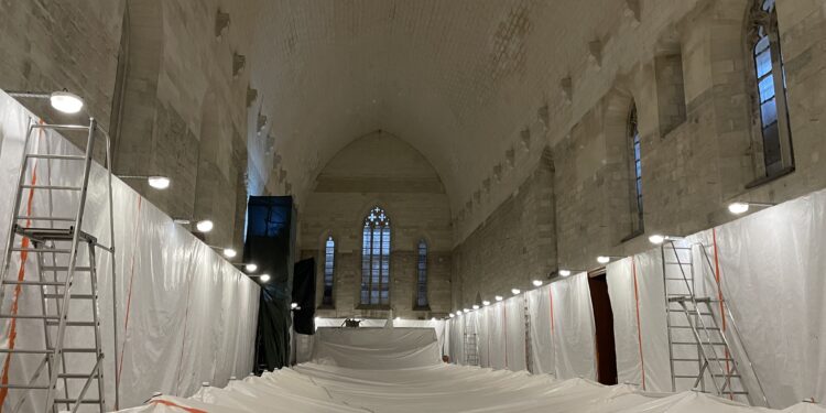 Palais-des-Papes,  la Chapelle Benoît XII éclairée de ses vitraux
