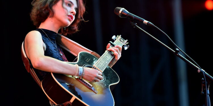 (Vidéo) Pomme, chanteuse sensible et engagée à la salle de l’Etoile de Châteaurenard ce samedi