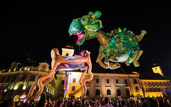 Carpentras accueille la 16e édition de son festival de rue ‘Noëls insolites’