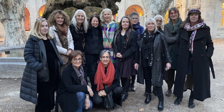 Avignon, Cloître Saint-Louis, il y a foule pour ‘Talents de femmes’