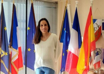 A Vaison-la-Romaine, Varinard, le seul fabricant de drapeaux en Vaucluse, pavoise