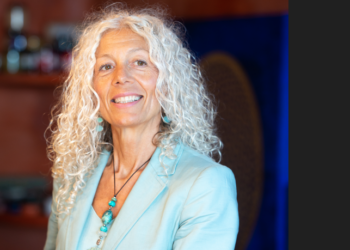 Cabrières d’Avignon, L’atelier ‘Le garage’ s’emplit des œuvres florales de Nicole Milton