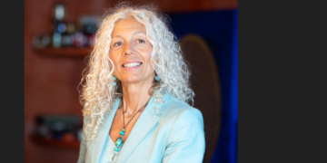 Cabrières d’Avignon, L’atelier ‘Le garage’ s’emplit des œuvres florales de Nicole Milton