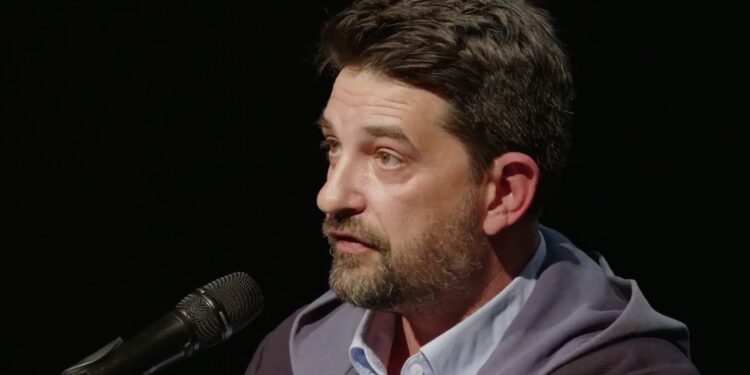 Festival d’Avignon 2024 : Tiago Rodrigues a su trouver les mots pour (nous) le dire