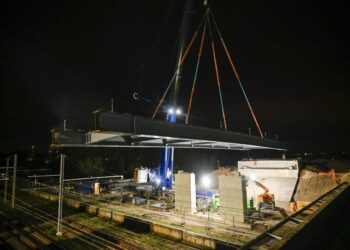 Orange : la charpente métallique du nouvel ouvrage franchissant la voie ferrée a été posée