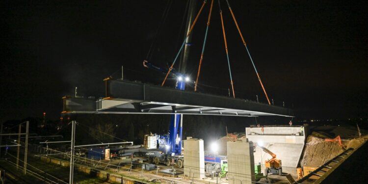 Orange : la charpente métallique du nouvel ouvrage franchissant la voie ferrée a été posée