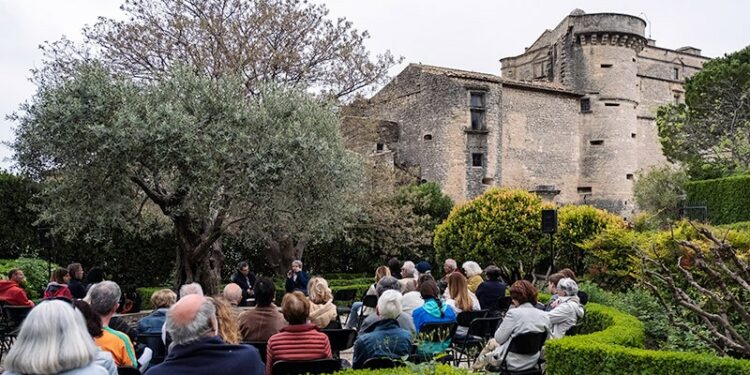 Après avoir attiré 15 000 lecteurs en 2023, le salon Lire à Gordes revient pour une seconde édition