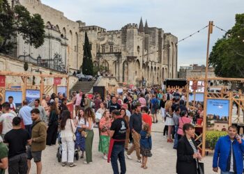 Record battu pour le Live des Côtes du Rhône : plus de 5500 dégustateurs sur le parvis du Palais des Papes