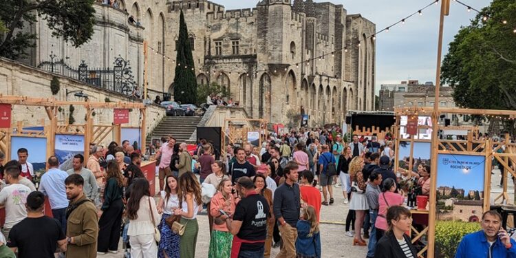 Record battu pour le Live des Côtes du Rhône : plus de 5500 dégustateurs sur le parvis du Palais des Papes