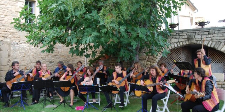 Gordes : l’Orchestre de guitares de Provence vous donne rendez-vous aux jardins