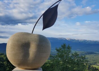 Blauvac : une stèle pour la cerise des Coteaux du Ventoux