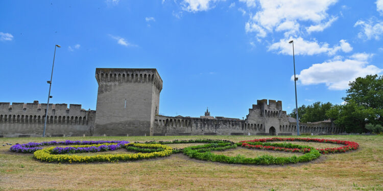 1 000 pieds de fleurs pour célébrer l’arrivée des jeux olympiques à Avignon