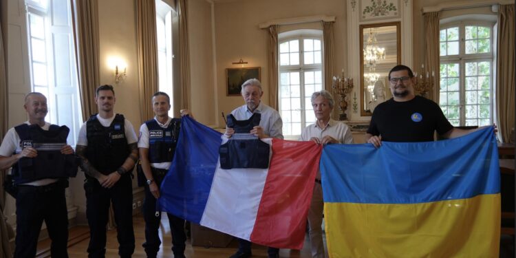 Carpentras : la Ville fait don de gilets pare-balles à une association ukrainienne 