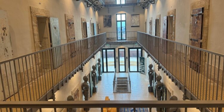 Béziers : La Prison, un lieu atypique où les clients s’évadent pour quelques nuits