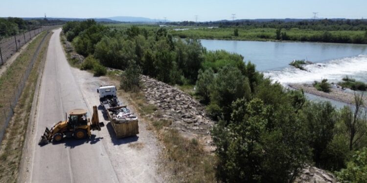 Avignon : opération de dépollution de la Durance par le SMAVD