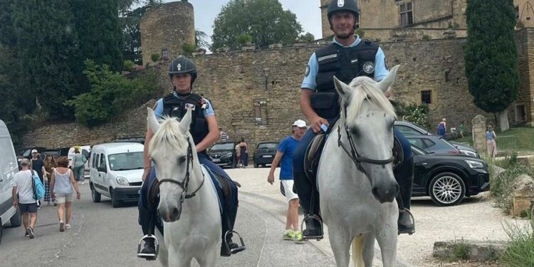 (Vidéo) Les gendarmes cavaliers patrouillent dans le Luberon