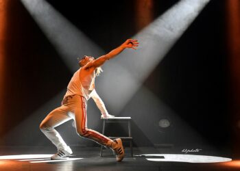 Je vis avec Freddie Mercury, un seul en scène décoiffant aux Lucioles