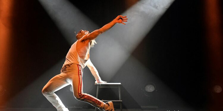 Je vis avec Freddie Mercury, un seul en scène décoiffant aux Lucioles