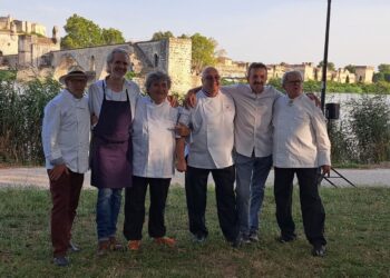 La Grande Tablée des Côtes du Rhône : un banquet somptueux face au Palais des Papes