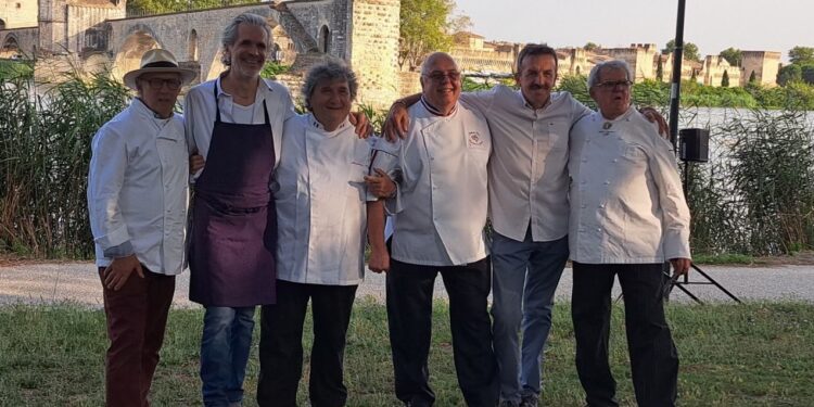 La Grande Tablée des Côtes du Rhône : un banquet somptueux face au Palais des Papes