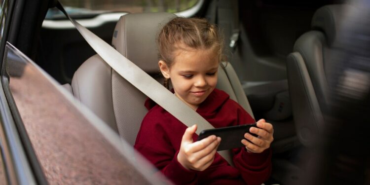 Comment les petits Français vont-ils être occupés pendant les longs trajets des vacances de cet été ?