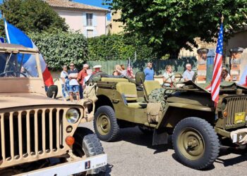80 ans de la Libération de Piolenc : Jeep, Traction avant, Simca 8 convergent vers le Monument aux Morts